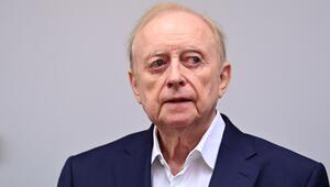 Alfons Schuhbeck steht im Gerichtssaal des Landgericht München I