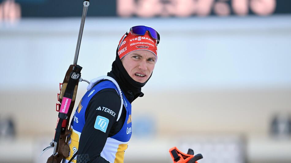 Biathlet Benedikt Doll am Schießstand im Staffelrennen in Ruhpolding