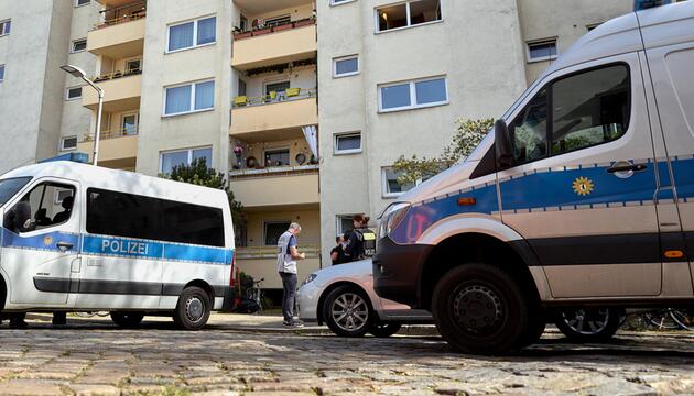 Polizei ist an einem Wohnblock im Einsatz.