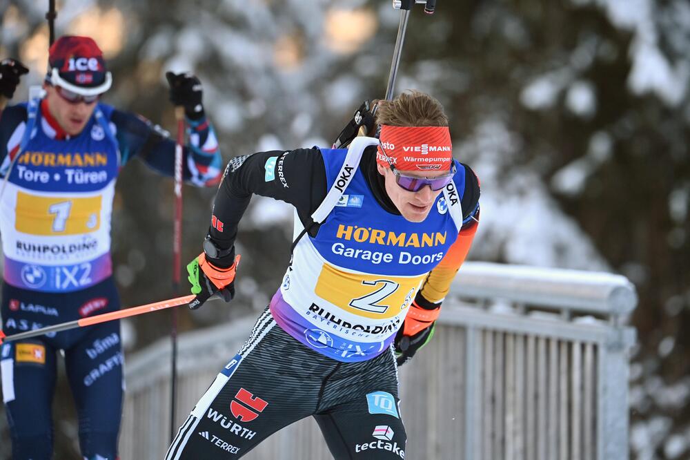 Biathlet Benedikt Doll im Einsatz im Staffelrennen in Ruhpolding