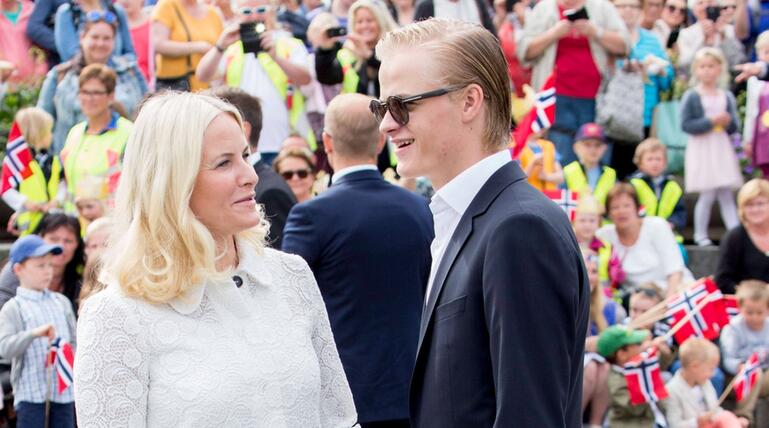 Kronprinzessin Mette-Marit mit ihrem ältesten Sohn Marius Borg Høiby, der aus einer früheren ...