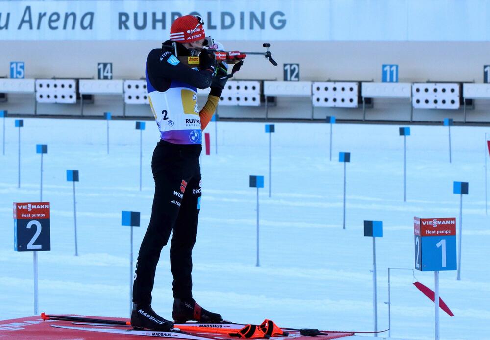 Biathlet Benedikt Doll beim Stehendschießen in Ruhpolding im Staffelrennen