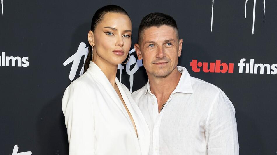 Adriana Lima und Andre Lemmers bei der Premiere von "The Thicket" am 4. September 2024.