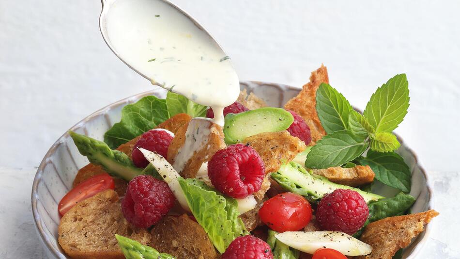 Spargel-Brotsalat mit Himbeeren und Zitronen-Minz-Dressing