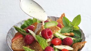 Spargel-Brotsalat mit Himbeeren und Zitronen-Minz-Dressing