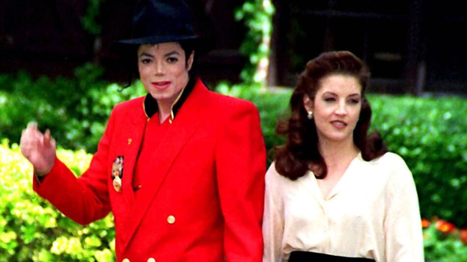 Michael Jackson und Lisa Marie Presley waren von 1994 bis 1996 verheiratet. Eine Beziehung, über ...