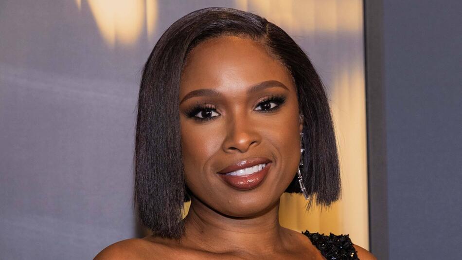 Ein Basketballspiel wurde am 4. März für Jennifer Hudson zur schmerzhaften Erfahrung.