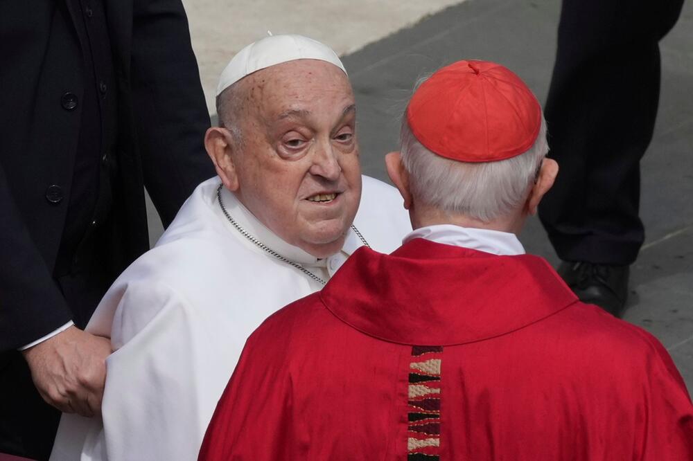 Papst Franziskus im Rollstuhl