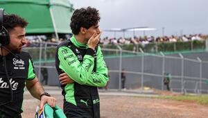 Gabriel Bortoleto (2.v.l.) nach seinem Crash beim Grand Prix von Brasilien.