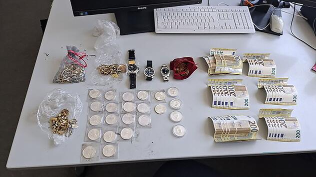 Silbermünzen, Bargeld und Goldschmuck auf Spielplatz entdeckt