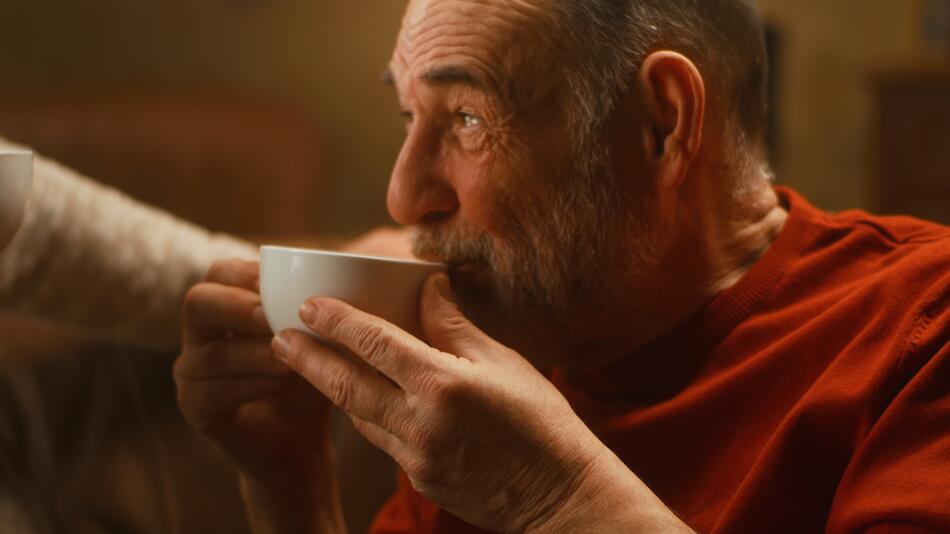 Ein älterer Mann genießt eine Tasse Tees
