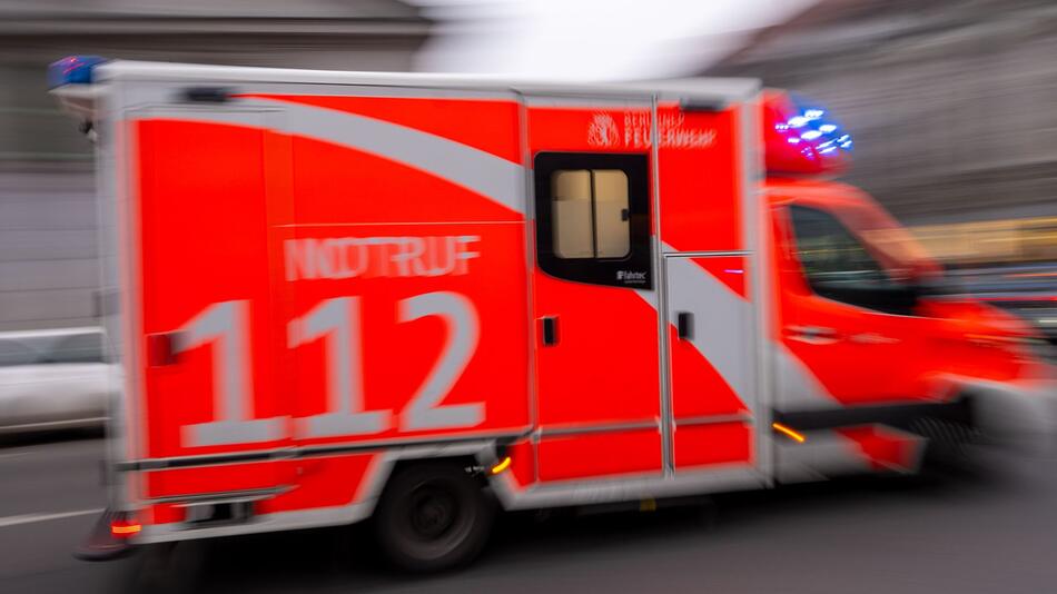 Fußgängerin stirbt nach Autounfall in Berlin-Reinickendorf