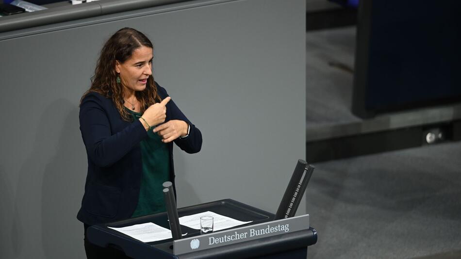 Gehörlose Abgeordnete gebärdet erste Rede im Bundestag