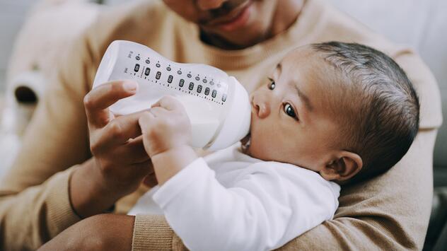 Baby bekommt Milch aus der Flasche