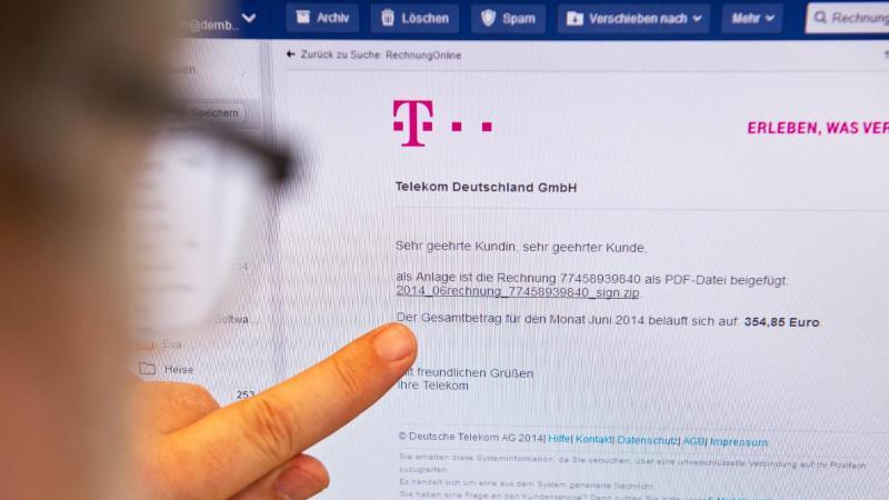 Ein Mann zeigt auf eine gefälschte Telekom-Mail