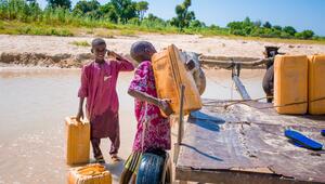 Kinder beim Wasserholen in Nigeria