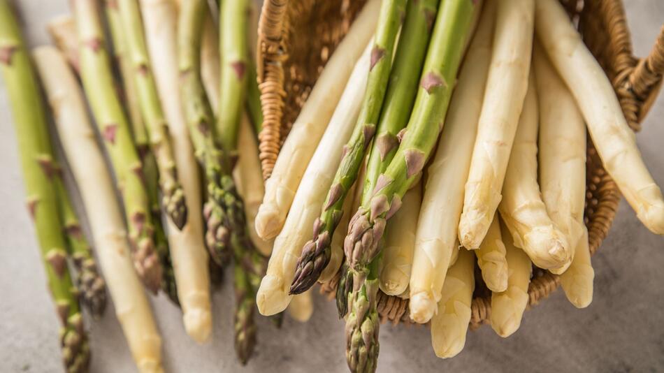 Grüner und weißer Spargel