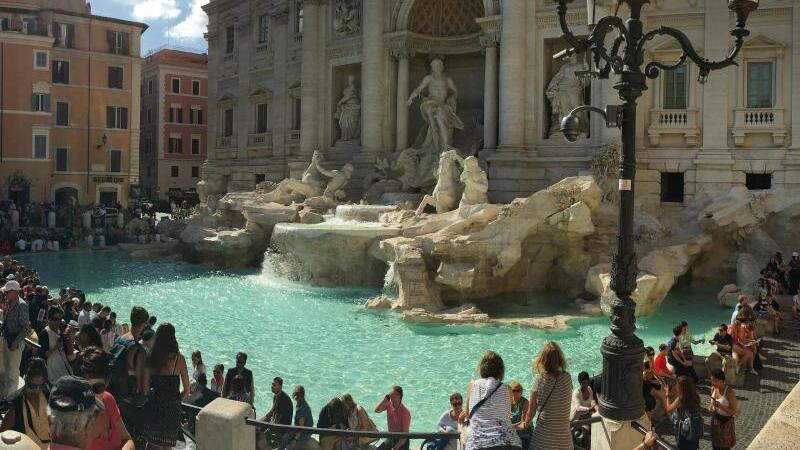 Touristen am Trevi-Brunnen