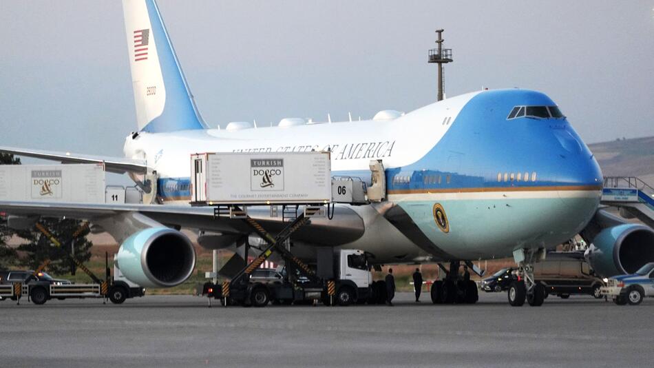 Trump wohl heimlich im Catering-Wagen aus Jet geschleust
