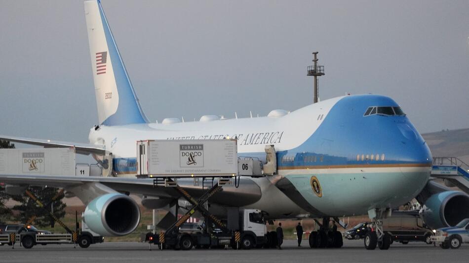 Trump wohl heimlich im Catering-Wagen aus Jet geschleust
