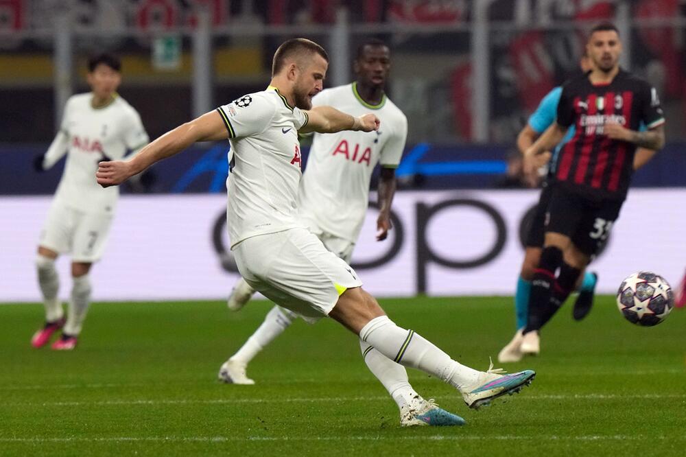 Tottenhams Eric Dier schlägt einen Pass im Spiel gegen die AC Mailand