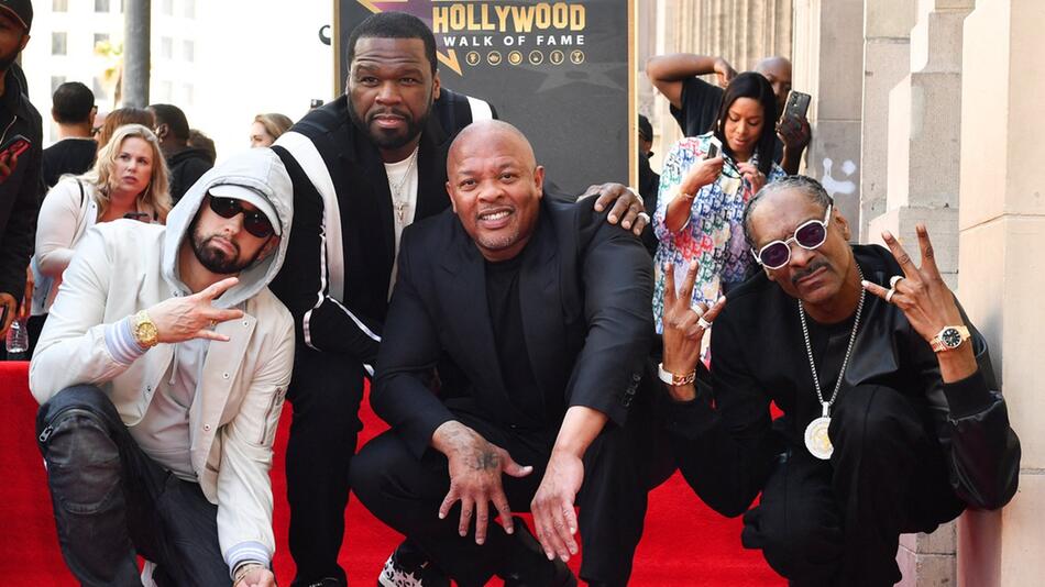 Star-Produzent Dr. Dre (Bildmitte) mit seinen Kumpels Eminem, 50 Cent und Snoop Doop (v.l.n.r.) ...