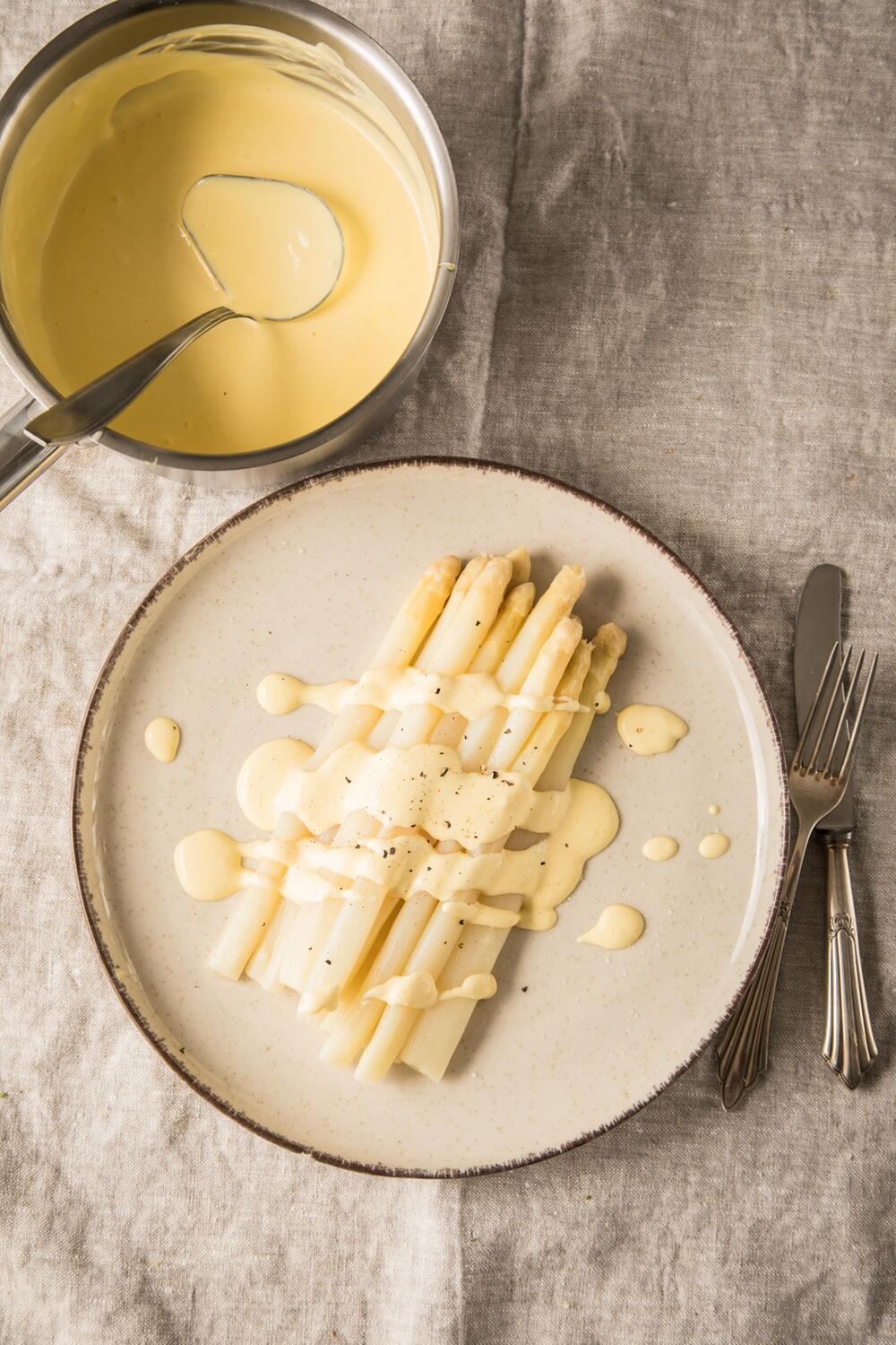 Spargel mit Sauce Hollandaise