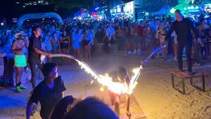 Seilspringen mit Feuer: Mann entkommt brenzliger Situation