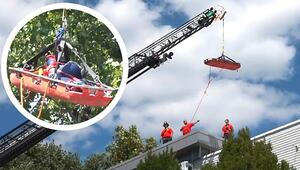 Superheld in Not: Spider-Man muss von Dach gerettet werden