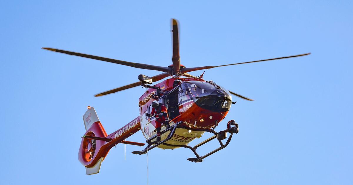 Lebensgefahr: Motorradfahrer wird unter Traktor eingeklemmt