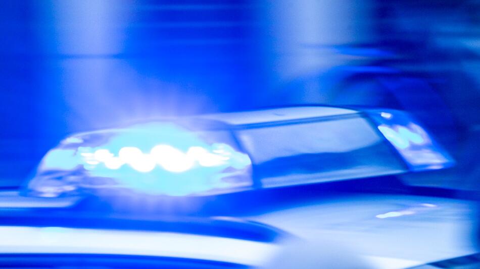 Ein Streifenwagen der Polizei ist mit Blaulicht im Einsatz