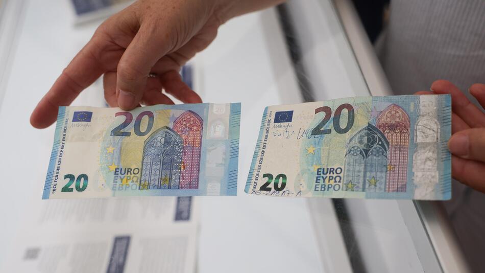 Ein echter 20 Euro Gelschein und ein gefälschter 20 Euro Geldschein