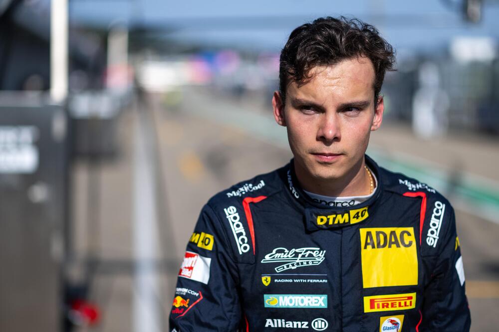 DTM-Pilot Thierry Vermeulen in der Boxengasse am Sachsenring