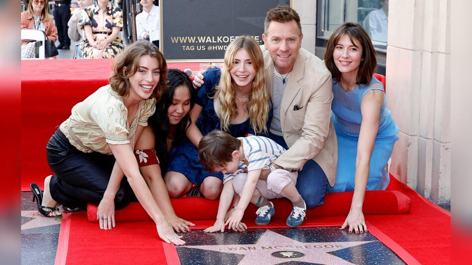 Schauspieler Ewan McGregor mit seinen Kindern Clara, Jamyan, Anouk und Laurie (v.l.n.r.) sowie ...