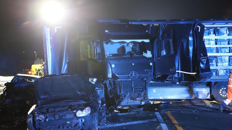 Lkw-Fahrer verursacht Chaosfahrt mit mehreren Unfällen