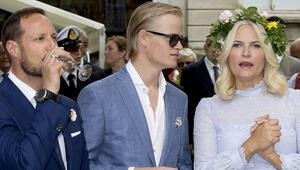 Mette-Marit brachte ihren Sohn Marius mit in die Ehe zu Kronprinz Haakon von Norwegen (l.).