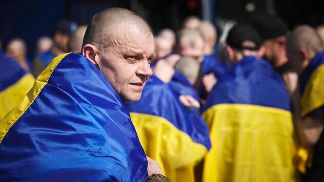 Soldat mit ukrainischer Flagge