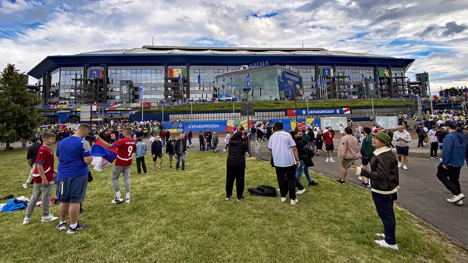 Englische und serbische Fans vor der Veltins Arena