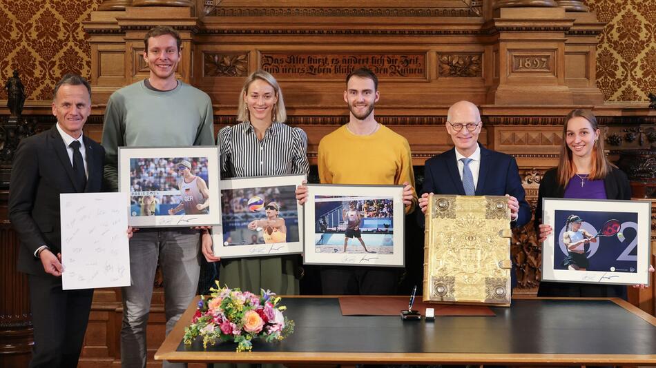 Olympia-Medaillengewinner tragen sich ins Goldene Buch ein