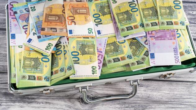 Geldkoffer mit Euroscheinen