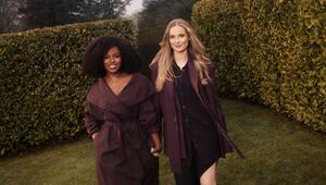 Francesca Bridgerton (Hannah Dodd, rechts) und Michaela Stirling (Masali Baduza) stehen im ...