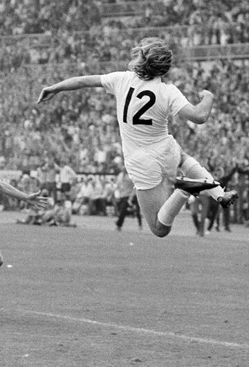 Günter Netzer feiert sein Siegtor im Finale des DFB-Pokals mit Jupp Heynckes