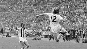 Günter Netzer feiert sein Siegtor im Finale des DFB-Pokals mit Jupp Heynckes