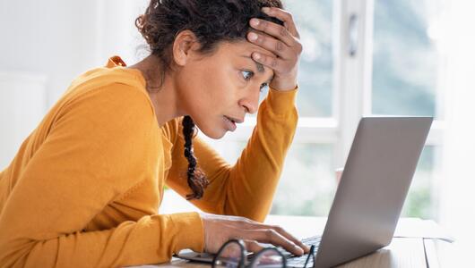 Frau sitzt am Laptop