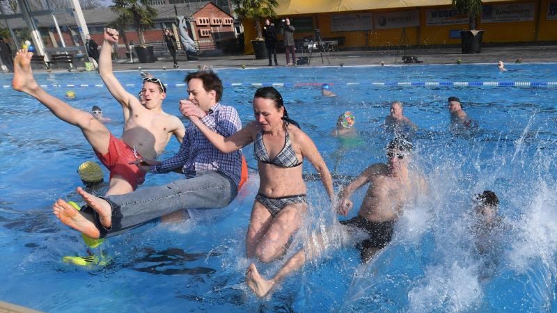 Menschen springen ins Wasser