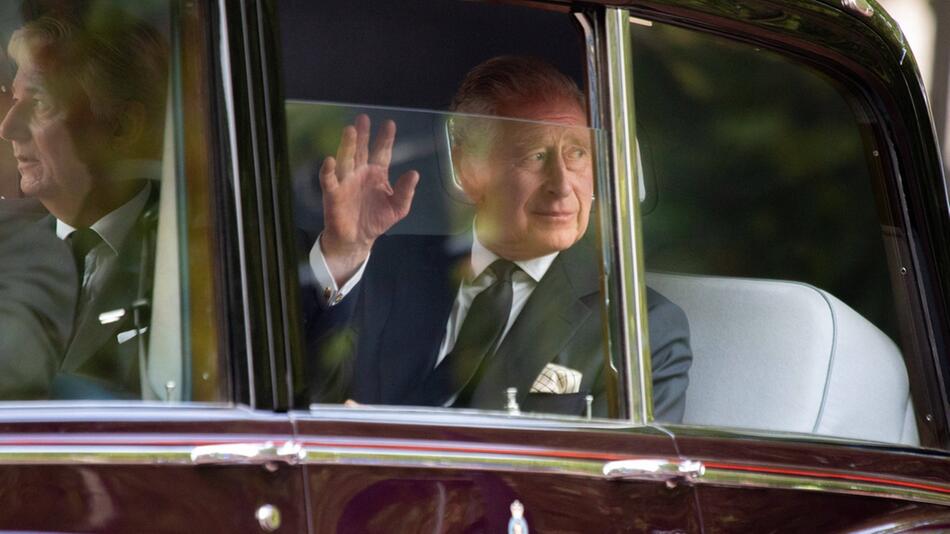 König Charles III. ist am Donnerstag in einer Limousine Richtung Buckingham Palast gesichtet worden.