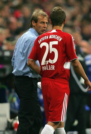 Bayern-Trainer Jürgen Klinsmann bereitet Thomas Müller auf seinen ersten Bundesligaeinsatz vor