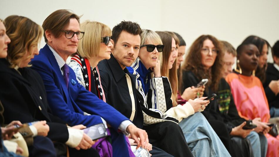 Harry Styles (4.v.l.) und Anna Wintour (3.v.l.) bei der Show der London Fashion Week.