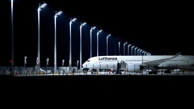 Ein Flugzeug der Lufthansa steht am Flughafen München