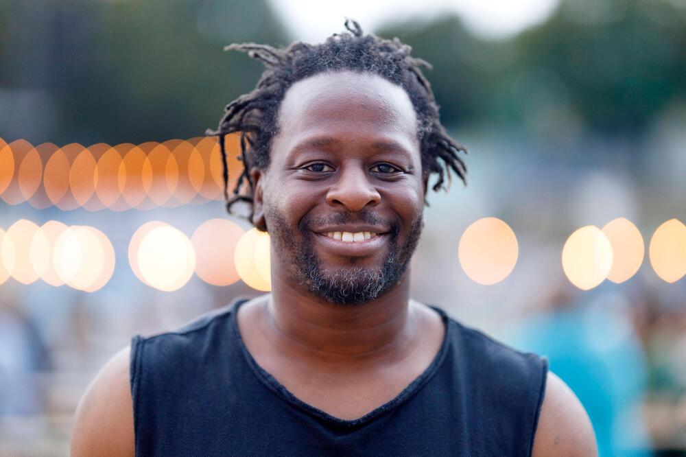 Mola Adebisi bei einem Open Air Festival 2020 in Bonn.